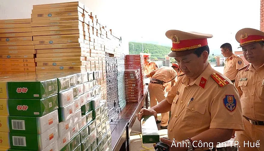 Thành phố Huế: Bắt giữ hơn 27.000 bao thuốc lá nhập lậu trên xe khách