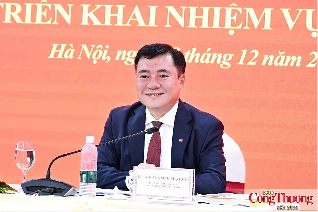 Thủ tướng bổ nhiệm lại Thứ trưởng Bộ Công Thương, phê chuẩn Chủ tịch UBND 2 tỉnh