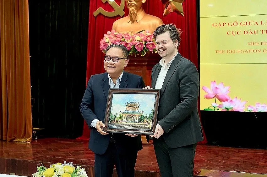 uy-vien-ban-thuong-vu-thanh-uy-pho-chu-tich-thuong-truc-ubnd-thanh-pho-dong-nai-nguyen-kim-long-tang-qua-luu-niem-chu-tich-hiep-hoi-doanh-nghiep-duc-alexander-ziehe(1).jpg
