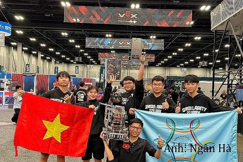 Đội tuyển VEX Robotics Trường Đinh Thiện Lý nối dài thành tích trên đấu trường quốc tế