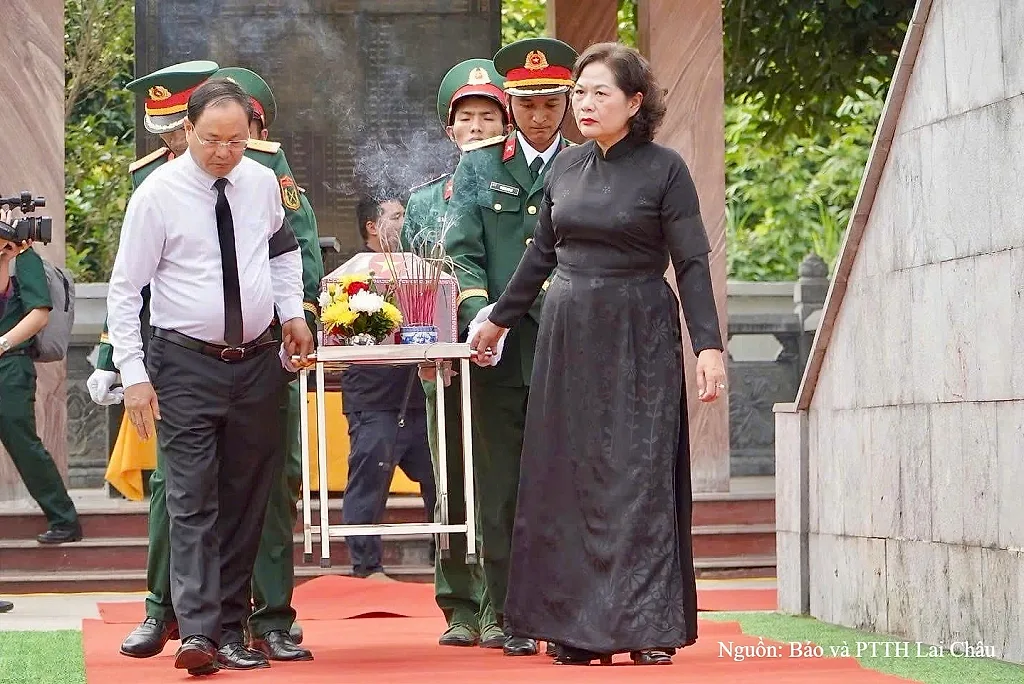 Phó Chủ tịch Quốc hội Nguyễn Thị Hồng dự Lễ truy điệu và an táng 47 hài cốt liệt sĩ tại Lai Châu