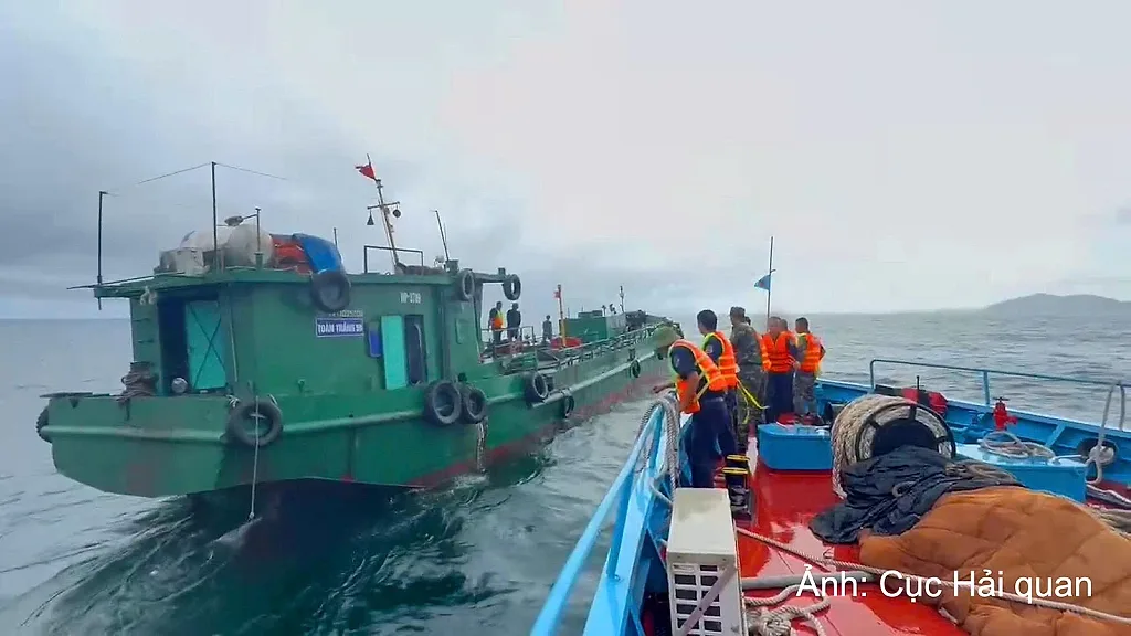 Hải quan phát hiện hơn 70.000 lít dầu FO, 41 thùng sơn nghi nhập lậu