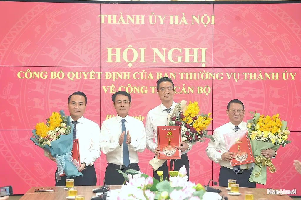 Hà Nội công bố và trao các quyết định về công tác cán bộ