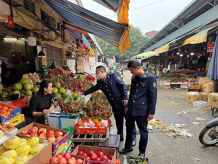 Hà Nội tăng kiểm soát thực phẩm, trái cây tại các chợ