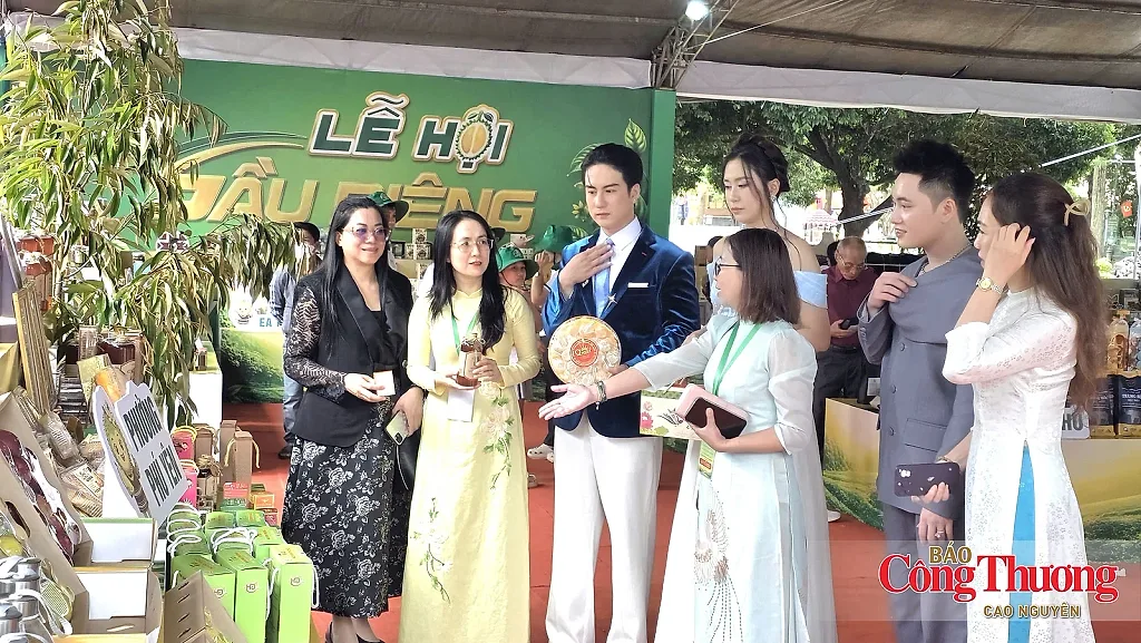 Khai mạc khu trưng bày 400 gian hàng kết nối sầu riêng Đắk Lắk