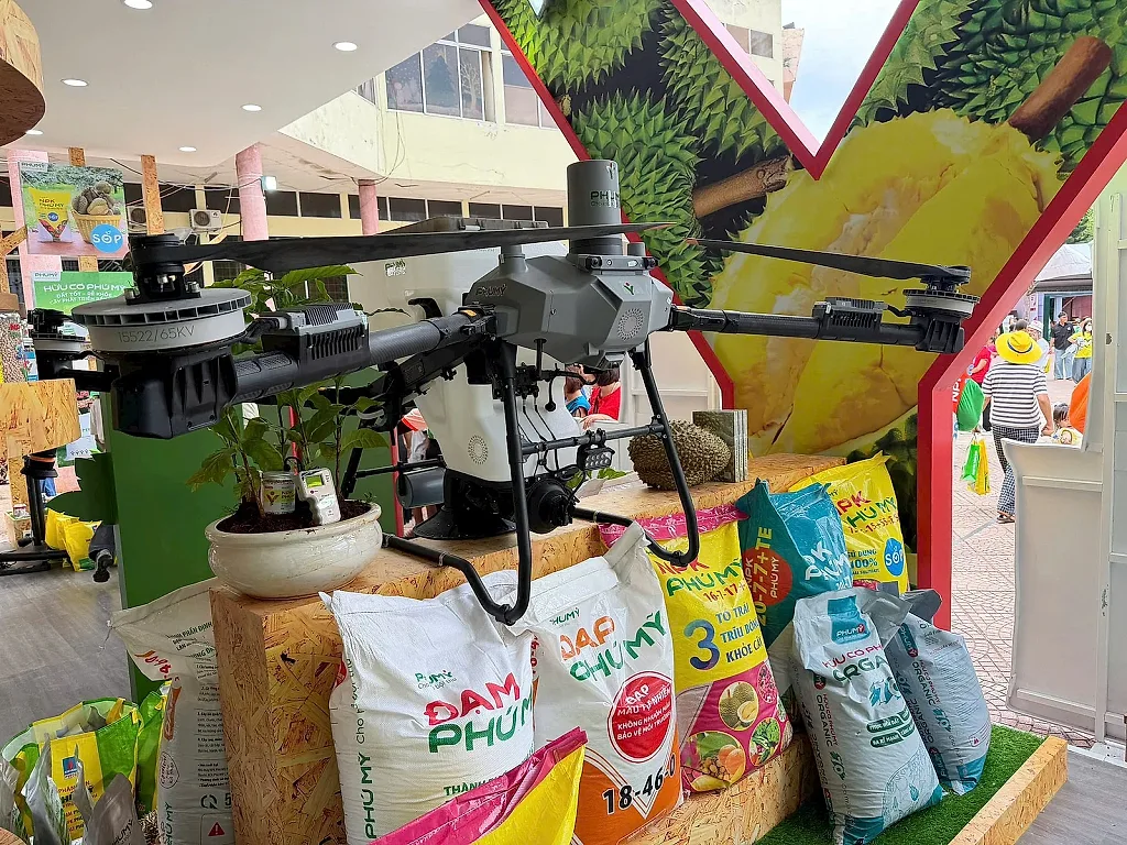 drone-va-cac-san-pham-phan-bon-phu-my-duoc-trung-bay-o-gian-hang.jpg