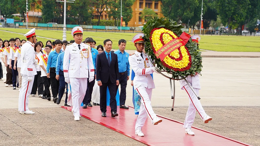 Công đoàn Công Thương báo công, dâng hoa viếng lăng Chủ tịch Hồ Chí Minh — Công đoàn Công Thương Việt Nam