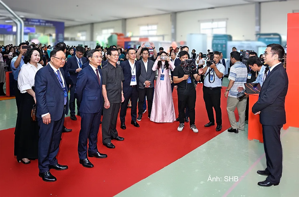 SHB SAHA Shop gây ấn tượng tại sự kiện Chuyển đổi số ngành Ngân hàng 2026