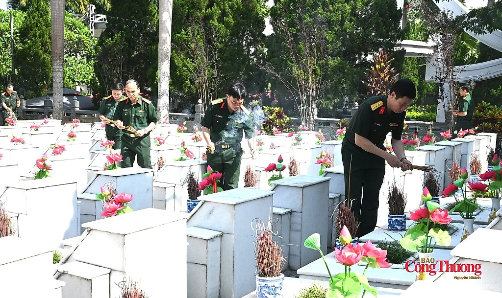 Đoàn tập huấn Đề án 1219 Bộ Quốc phòng dâng hương tại Nghĩa trang Vị Xuyên