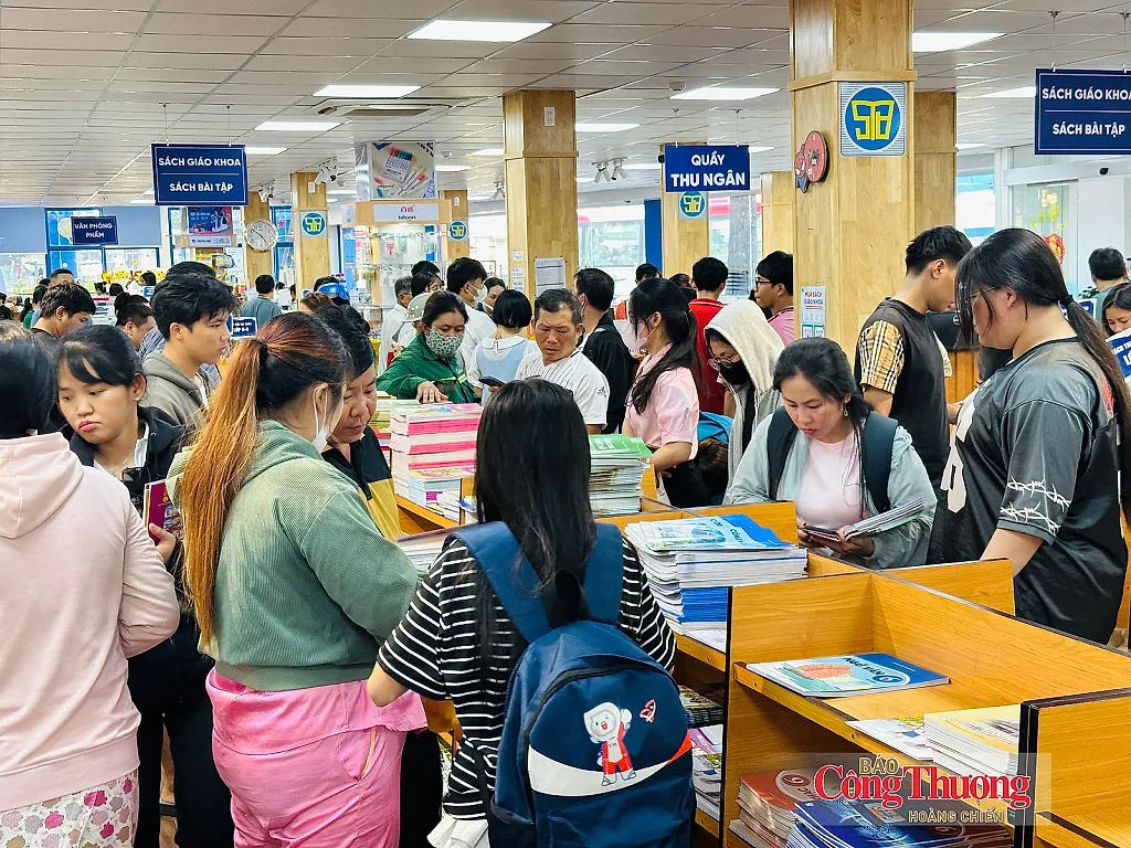 Tp. Hồ Chí Minh: Sách giáo khoa 'trắng kệ' cục bộ, nguồn cung đang được bổ sung