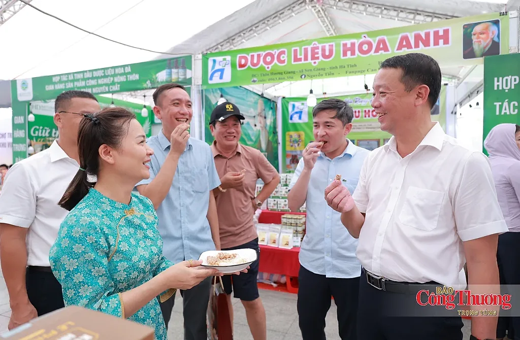 Chủ tịch Hà Tĩnh tham quan Hội chợ sản phẩm công nghiệp nông thôn tiêu biểu