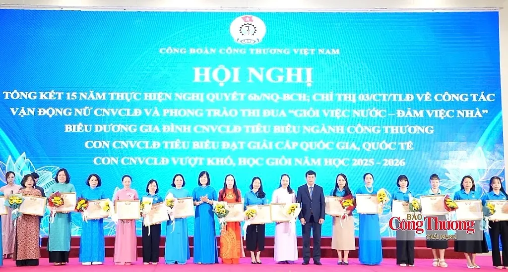 'Giỏi việc nước, đảm việc nhà': Dấu ấn cống hiến của phụ nữ Công Thương