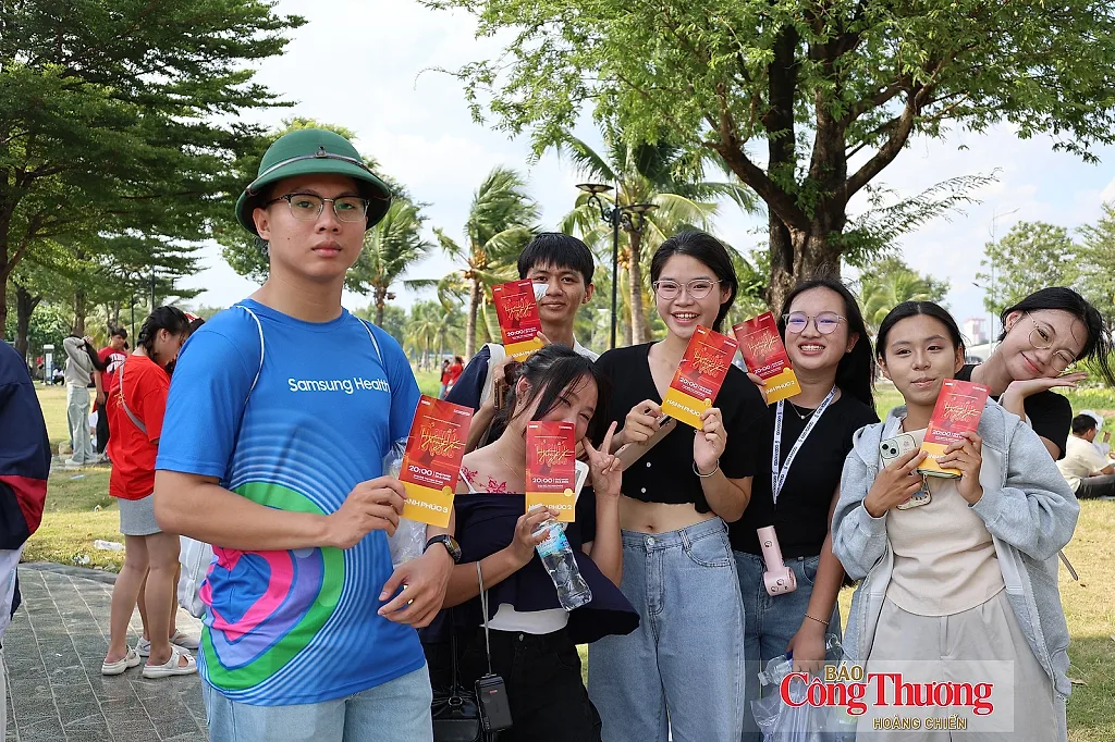 Không khí sôi động trước giờ biểu diễn concert 'Tổ quốc trong tim'