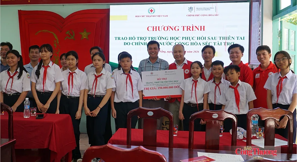 Đà Nẵng: Trao trang thiết bị hỗ trợ trường học phục hồi sau thiên tai