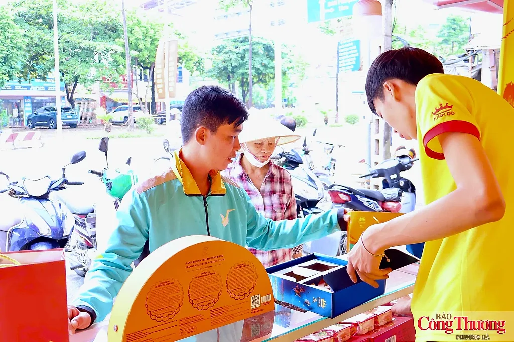 Thị trường bánh Trung thu sôi động, phủ rộng từ siêu thị đến đường phố