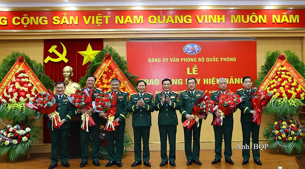 Trao tặng Huy hiệu 35 năm tuổi Đảng cho 5 Thứ trưởng Bộ Quốc phòng