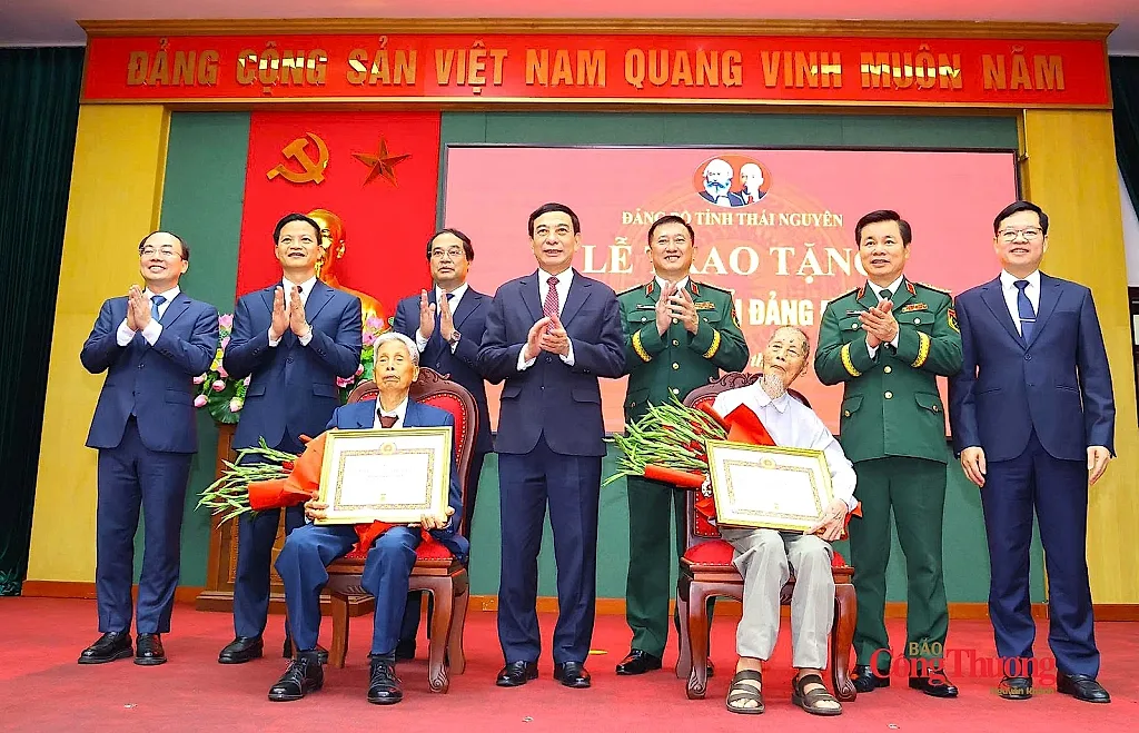 Đại tướng Phan Văn Giang: Huy hiệu Đảng là sự ghi nhận cống hiến trọn đời của các đảng viên lão thành