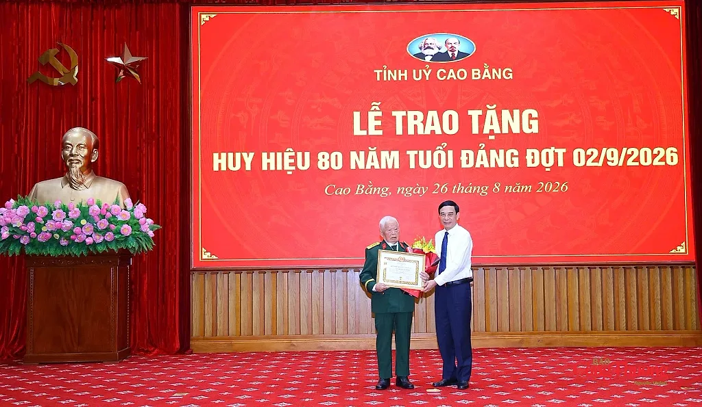 Phó Thủ tướng Phan Văn Giang trao Huy hiệu 80 năm tuổi Đảng tại Cao Bằng