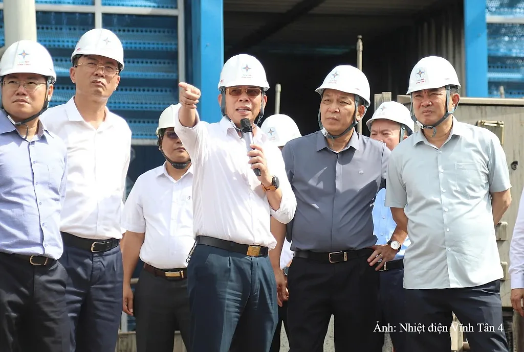 Lãnh đạo cấp cao EVN và TKV làm việc tại Nhiện điện Vĩnh Tân 4
