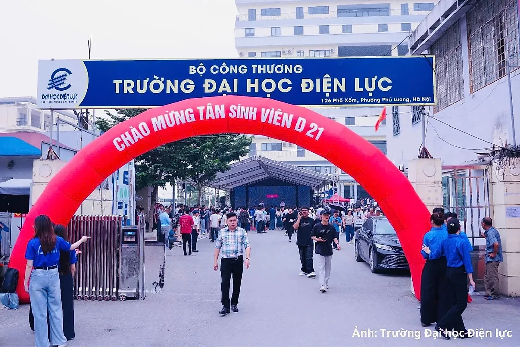 Trường Đại học Điện lực rộn ràng đón tân sinh viên D21