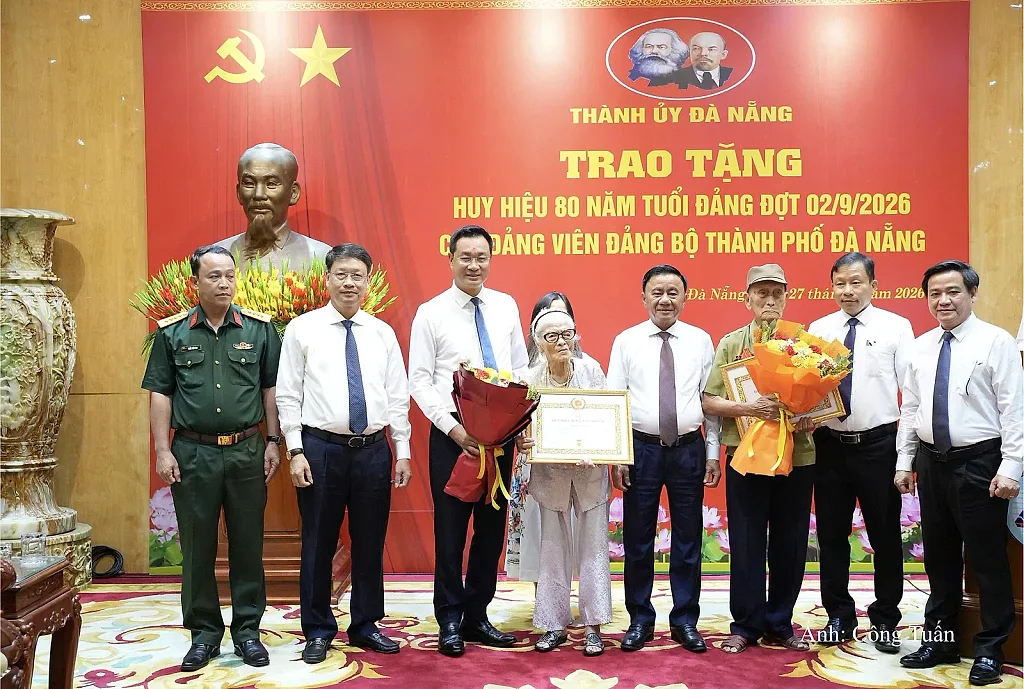 Thường trực Ban Bí thư trao Huy hiệu 80 năm tuổi Đảng cho đảng viên lão thành Đà Nẵng