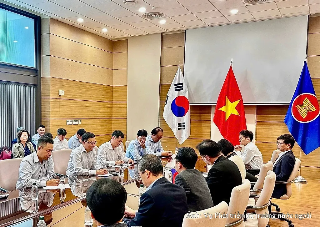 Bộ trưởng Lê Mạnh Hùng làm việc với Đại sứ quán Việt Nam tại Hàn Quốc