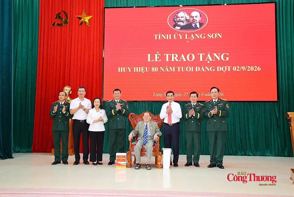 Đại tướng Phan Văn Giang trao Huy hiệu 80 năm tuổi Đảng cho đảng viên lão thành tỉnh Lạng Sơn