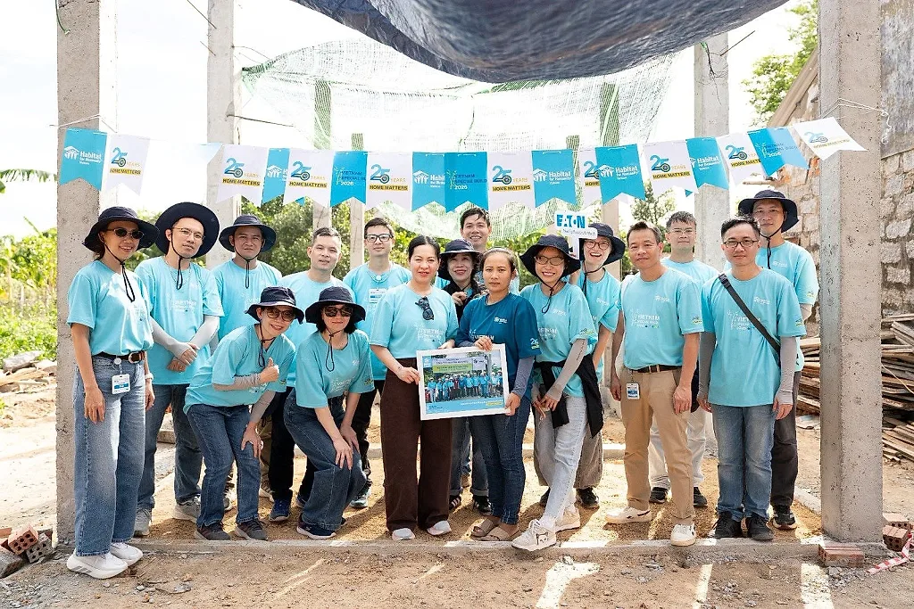 ba-tran-mai-huong-giam-doc-quoc-gia-dai-dien-eaton-viet-nam-hang-thu-nhat-thu-ba-tu-trai-sang-trao-tang-nha-chong-bao-cho-nguoi-dan-dia-phuong.jpg
