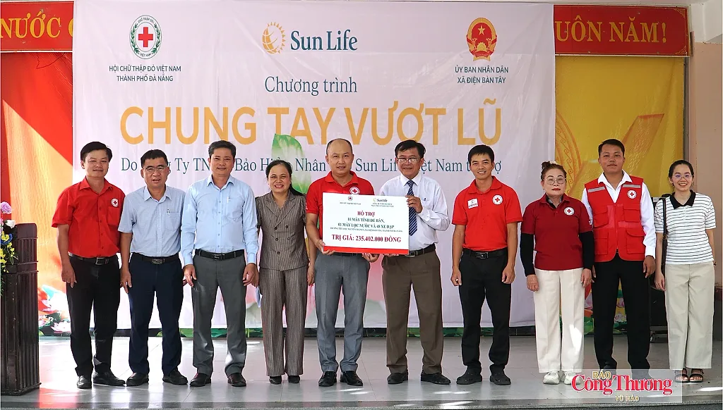 Trao quà ‘chung tay vượt lũ’, tiếp sức học sinh Đà Nẵng đến trường