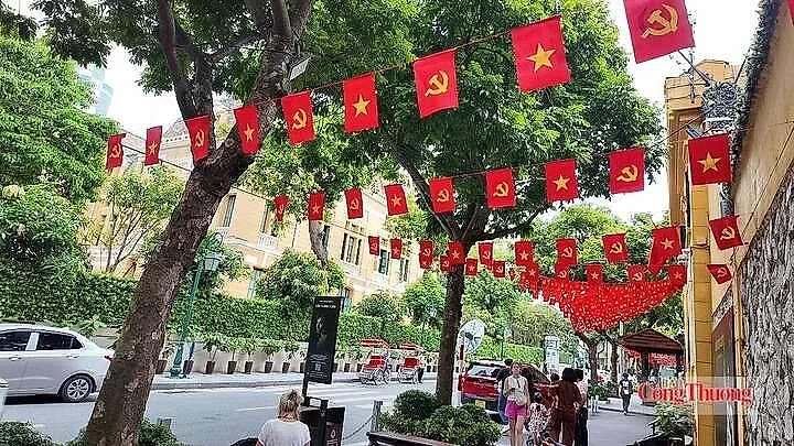Du khách quốc tế ấn tượng với không khí Quốc khánh tại Hà Nội