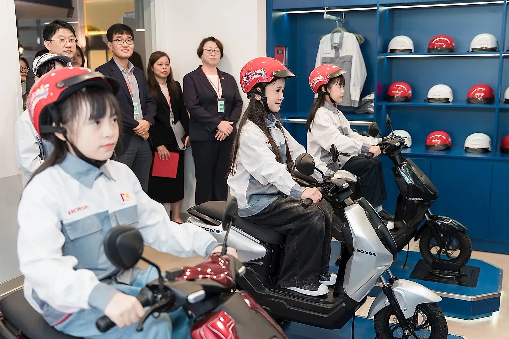 Honda Việt Nam mở trung tâm trải nghiệm công nghệ xe máy điện cho trẻ em