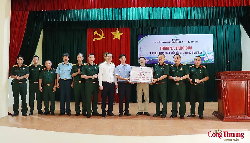 Cựu chiến binh Petrovietnam sẻ chia với nạn nhân chất độc da cam