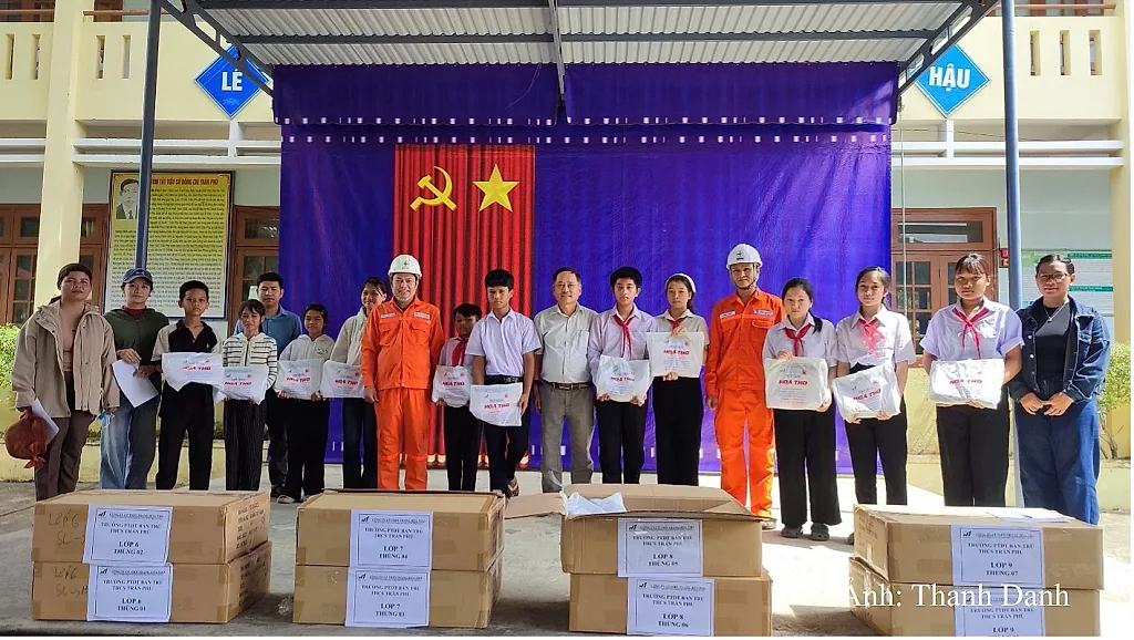 Công ty Thủy điện A Vương tiếp sức học sinh vùng cao đến trường