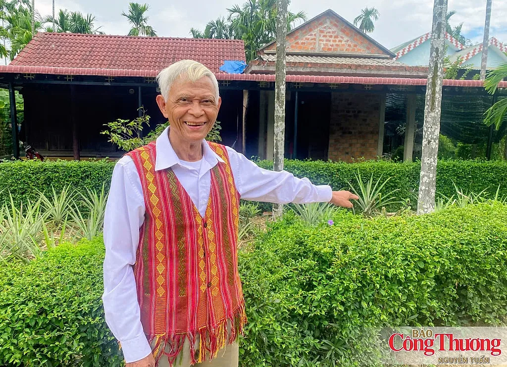 Thành phố Huế: Người cán bộ Cơ Tu dùng uy tín góp sức xây quê hương