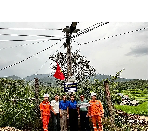 Lào Cai: Đèn năng lượng mặt trời thắp sáng đường quê trước thềm Quốc khánh 2/9