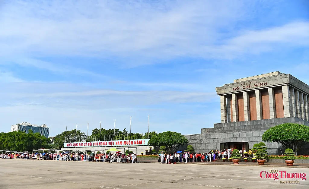 Hàng vạn người con Việt Nam vào Lăng và Khu di tích Phủ Chủ tịch dịp lễ Quốc khánh