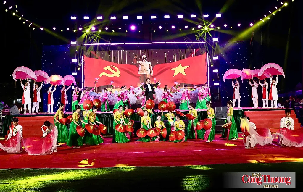 Lai Châu: Vòng xòe đoàn kết rực sáng đêm hội Tết Độc lập năm 2026