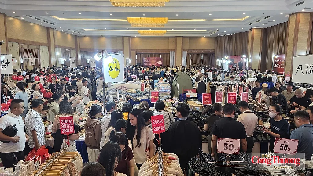 Hàng nghìn người mua sắm tại "Buôn Ma Thuột Mega Sale 2026"