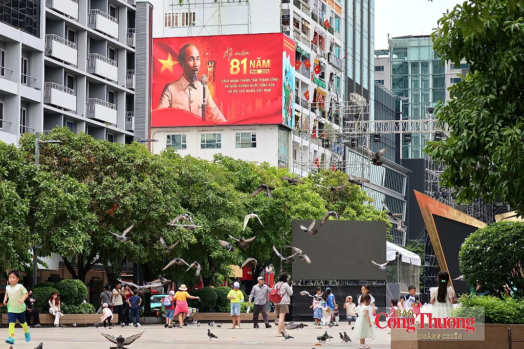 TP. Hồ Chí Minh: Du khách tiếp tục đổ về trong ngày cuối kỳ nghỉ lễ 2/9