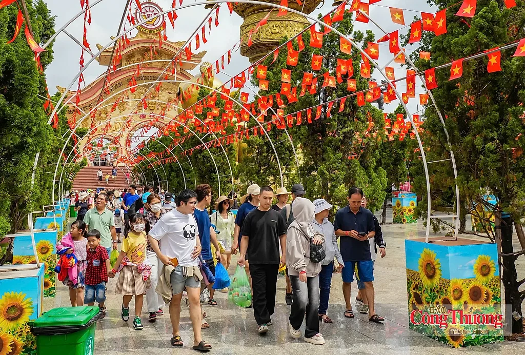 TP. Hồ Chí Minh đón 1,71 triệu du khách, thu 4.900 tỷ đồng dịp lễ