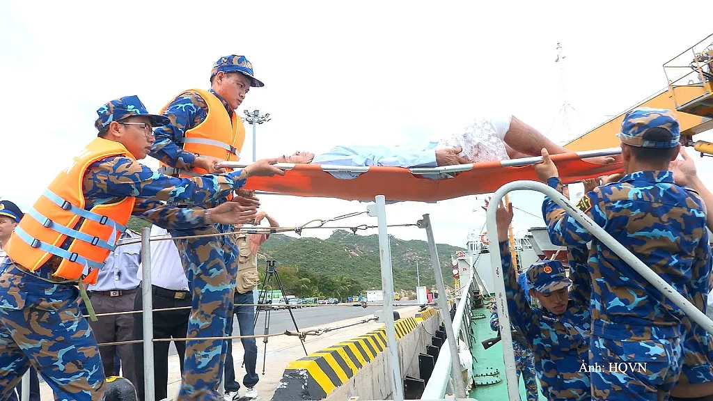 Đưa 32 ngư dân gặp nạn trên biển Trường Sa về đất liền an toàn