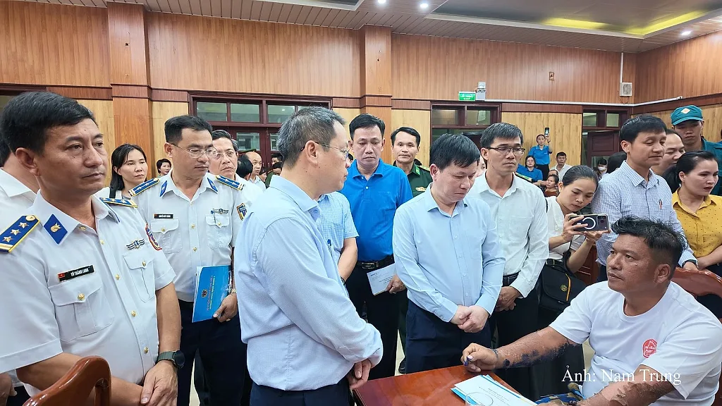 Chủ tịch Đà Nẵng gặp mặt, động viên ngư dân tàu cá QNa 90859 TS bị nạn
