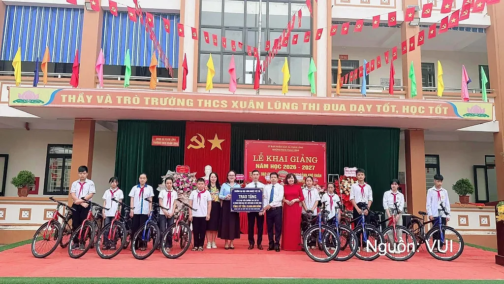 Trường Đại học Công nghiệp Việt Trì: Tặng xe đạp cho học sinh nhân dịp năm học mới