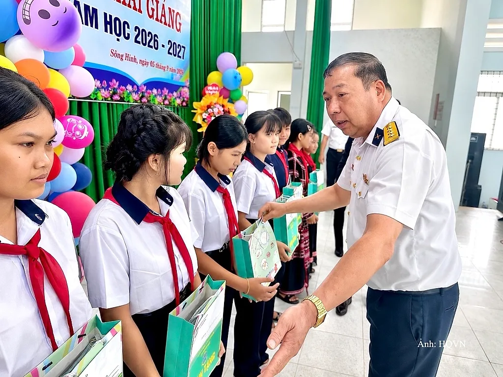 Sắc trắng Hải quân ấm áp ngày khai trường vùng cao