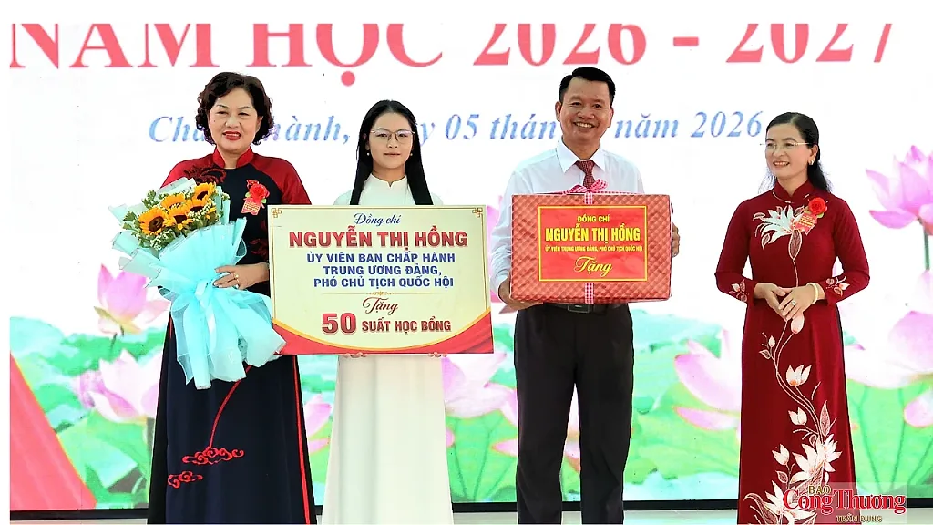 Phó Chủ tịch Quốc hội Nguyễn Thị Hồng dự Lễ khai giảng năm học mới tại Cần Thơ