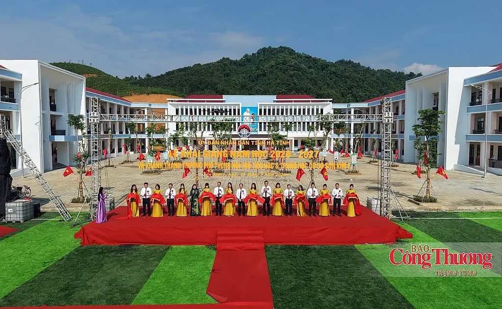 Học sinh vùng biên Hà Tĩnh rộn ràng khai giảng tại ngôi trường mới