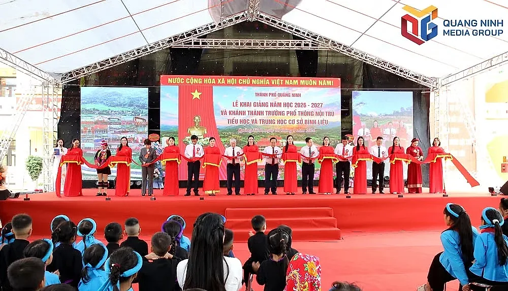 Phó Chủ tịch Thường trực Quốc hội Đỗ Văn Chiến dự khai giảng tại Trường Phổ thông nội trú TH và THCS Bình Liêu