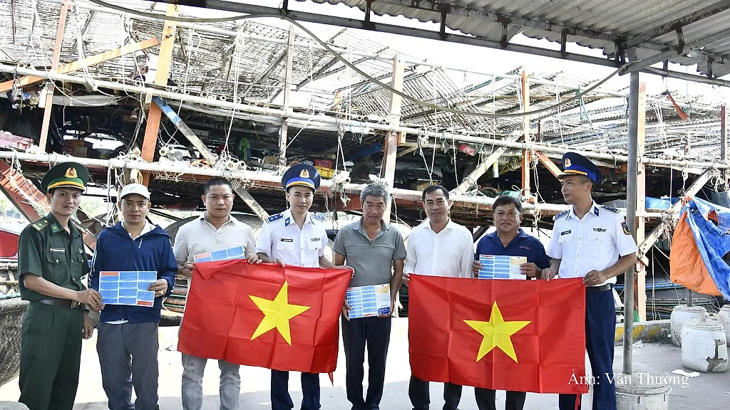 Đà Nẵng: Đến tận tàu, tận nhà ngư dân tuyên truyền chống khai thác IUU
