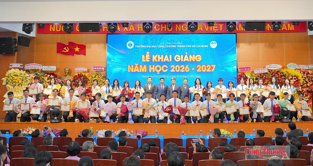 HUIT bước vào năm học mới, lấy công nghệ nâng tầm người học