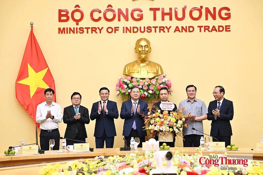 Trao Quyết định của Thủ tướng Chính phủ bổ nhiệm Thứ trưởng Bộ Công Thương